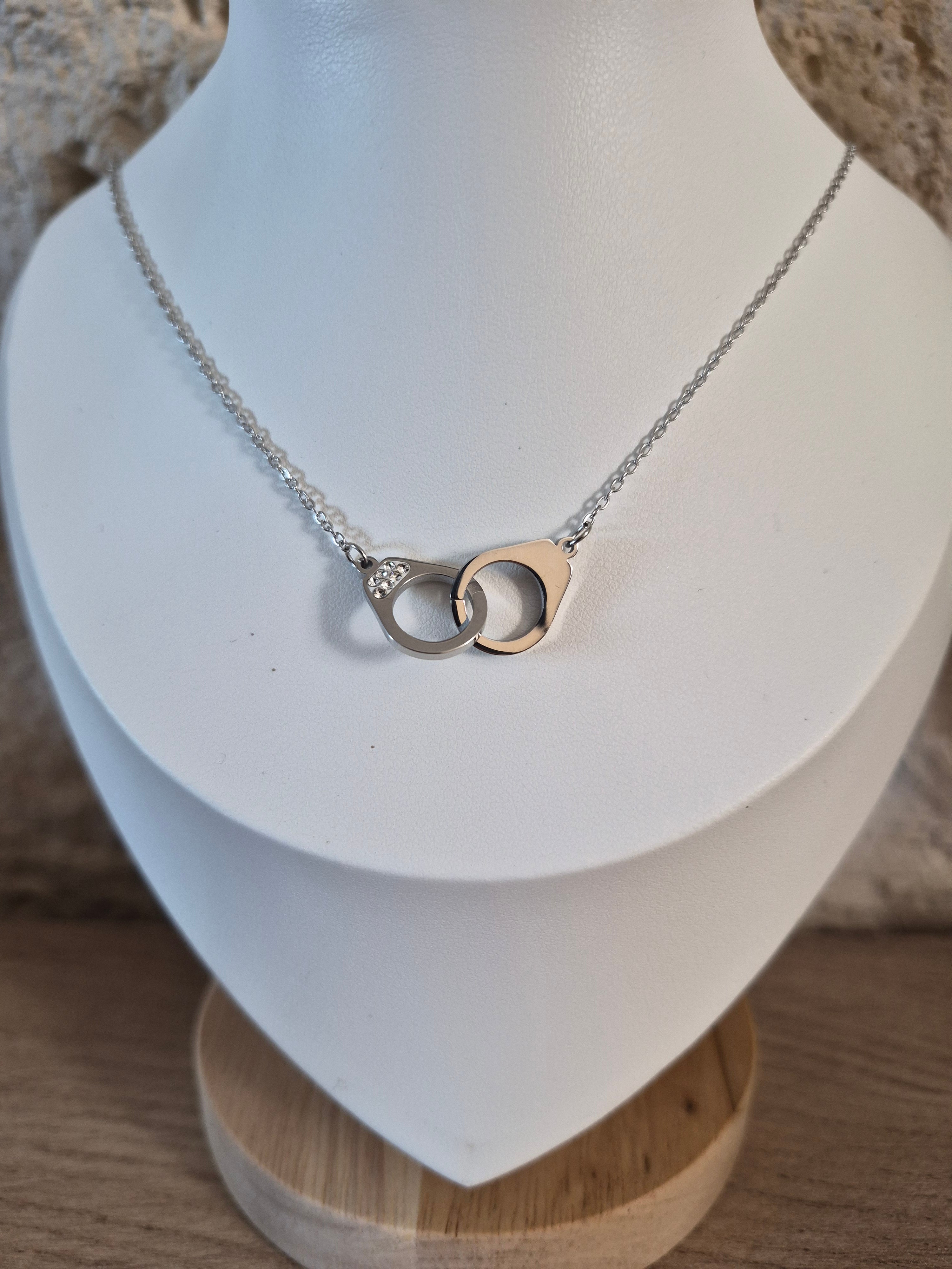 Collier paire de menottes